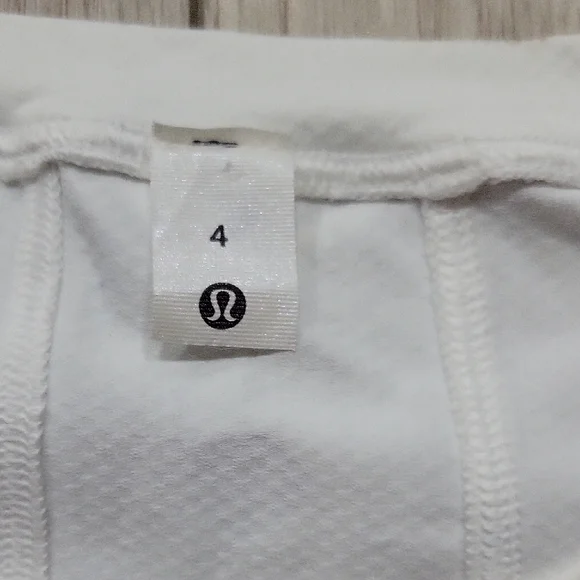 Lululemon Muscle Love Long Sleeve Shirt *Motif White Size 4 NWOT - Picture 3 of 5